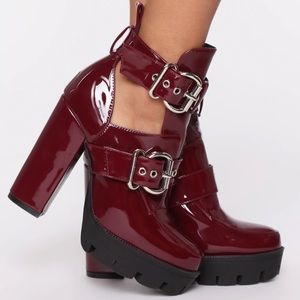 Wine bootie with buckles